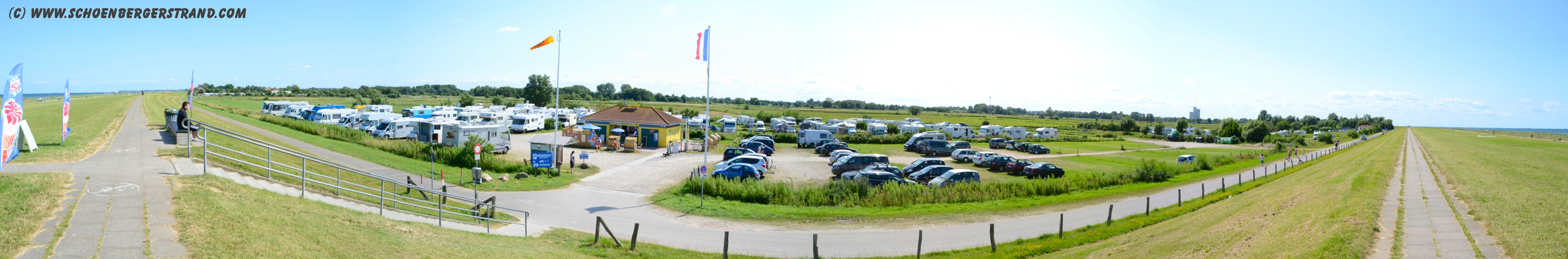 Schönberg Brasilien - Blick über den Parkplatz hinter dem Deich