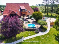 Garten mit Pool und Sauna