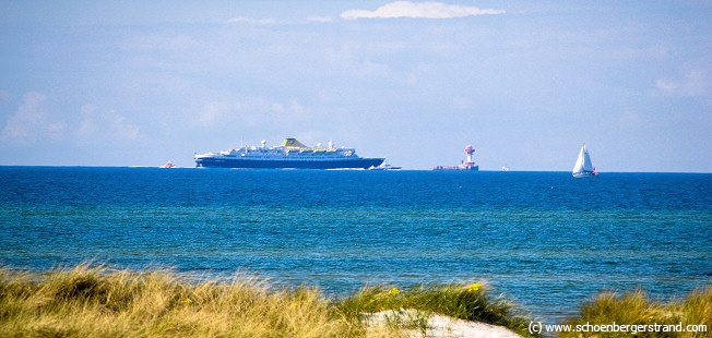 Schiffsverkehr am Kieler Leuchtturm