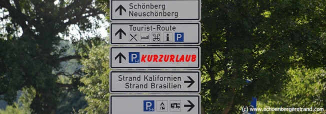 Straßenschild mit Kurzurlaub