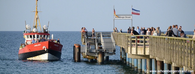 Schiff an Seebrücke