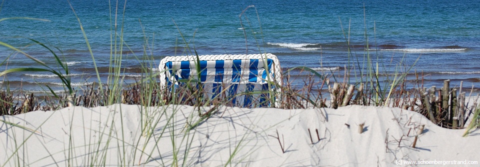 Der weiße Strand mit Strandkorb