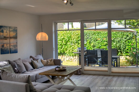 Wohnzimmer und Terrasse Ferienwohnung Lounis