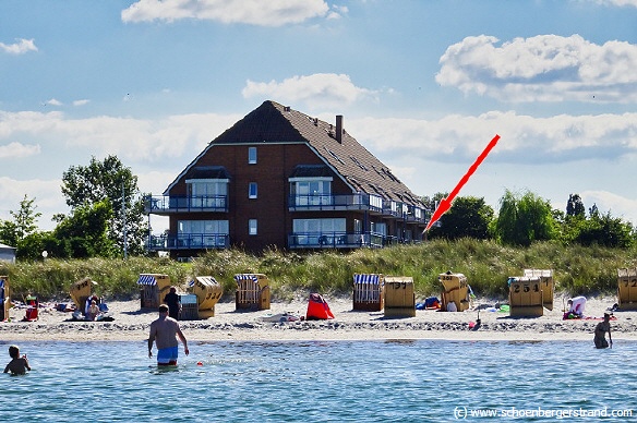 Blick vom Strand auf das Appartementhaus