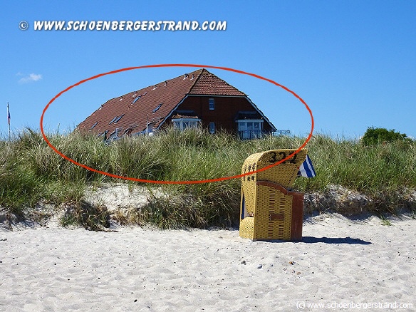 Blick vom Strand auf das Appartementhaus in der Promenade