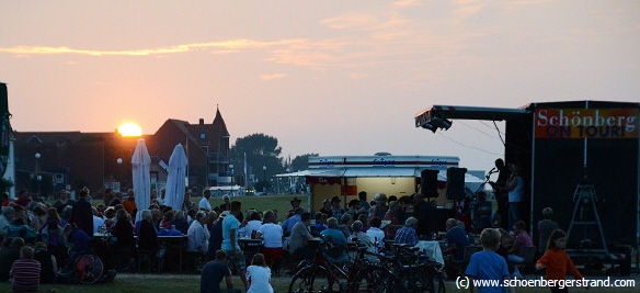 Filmnacht mit Live Musik und Sonnenuntergang vor der Ostsee