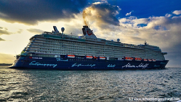 Kreuzfahrtschiff in der Kieler Bucht