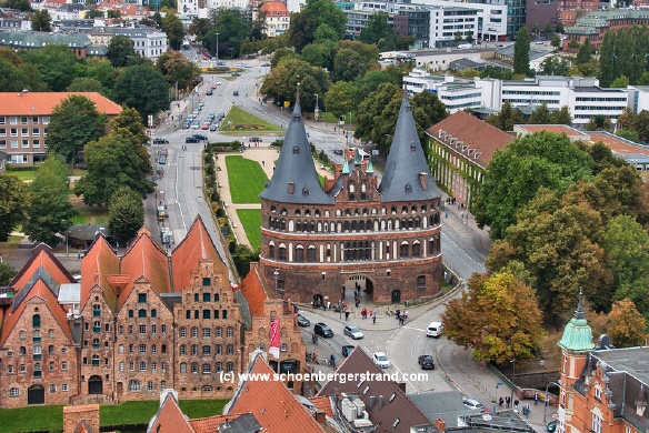 Blick über das Holstentor