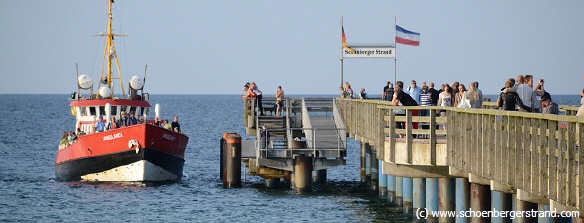 Schiff an Seebrücke
