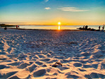 Blick über den Strand auf die Sonne