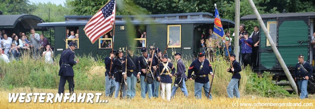 Westernfahrt und Zugüberfall auf die historische Eisenbahn am Schönberger Strand